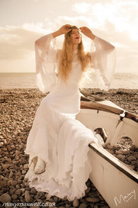 Incredible 1970's angel sleeved dress - vintage seventies wedding dress. Size UK 10 - 12 (US 8-10, EU 38-40)
